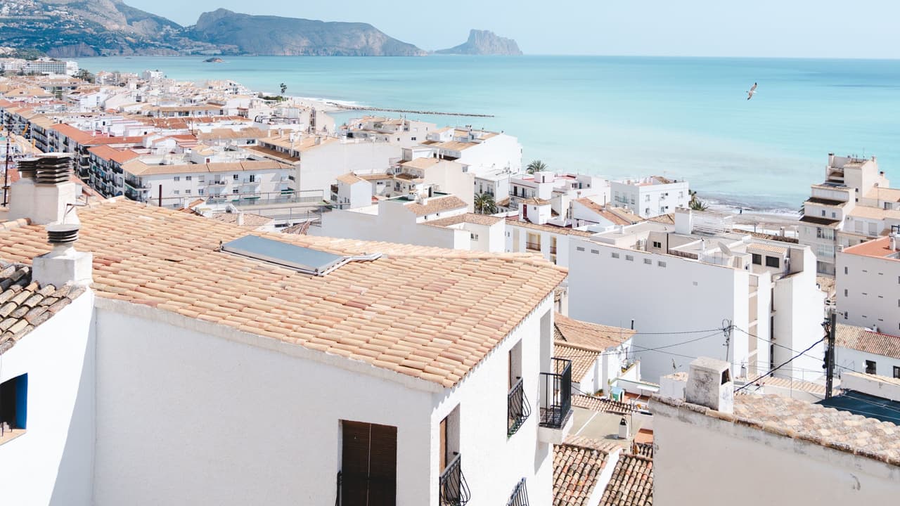 Vista sobre los tejados del casco antiguo de Altea hacia la playa y el peñón de Ifach